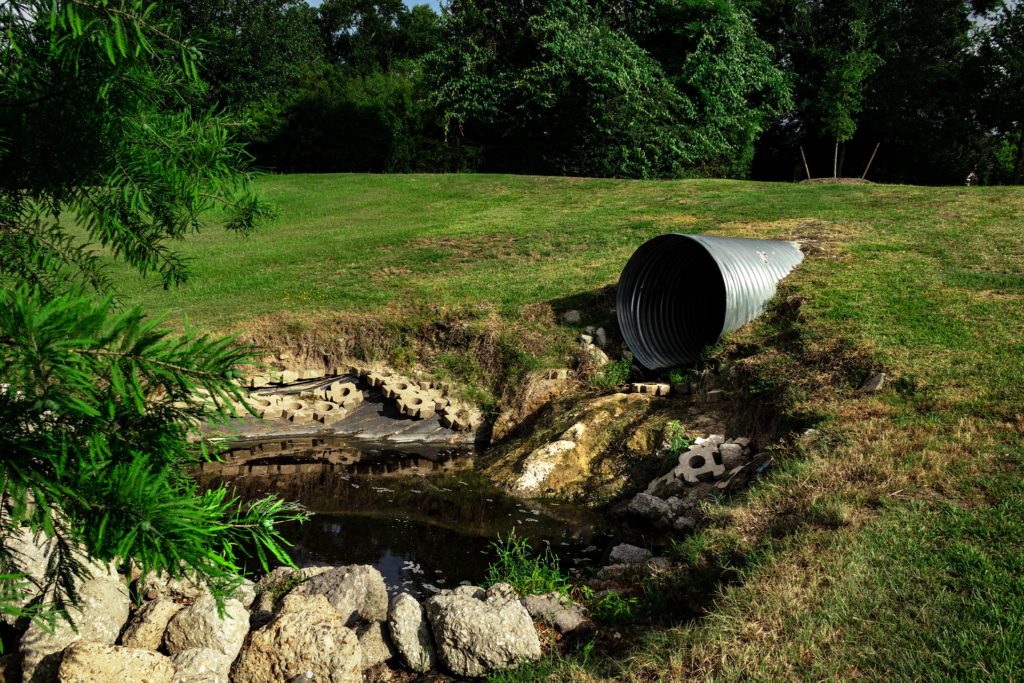 sewage pipe polluted water 3465090 1920